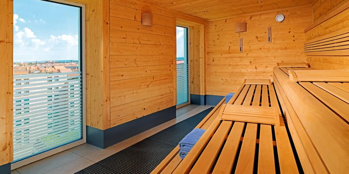 Sauna im Carlton SPA Nürnberg mit Panoramafenster über den Dächern